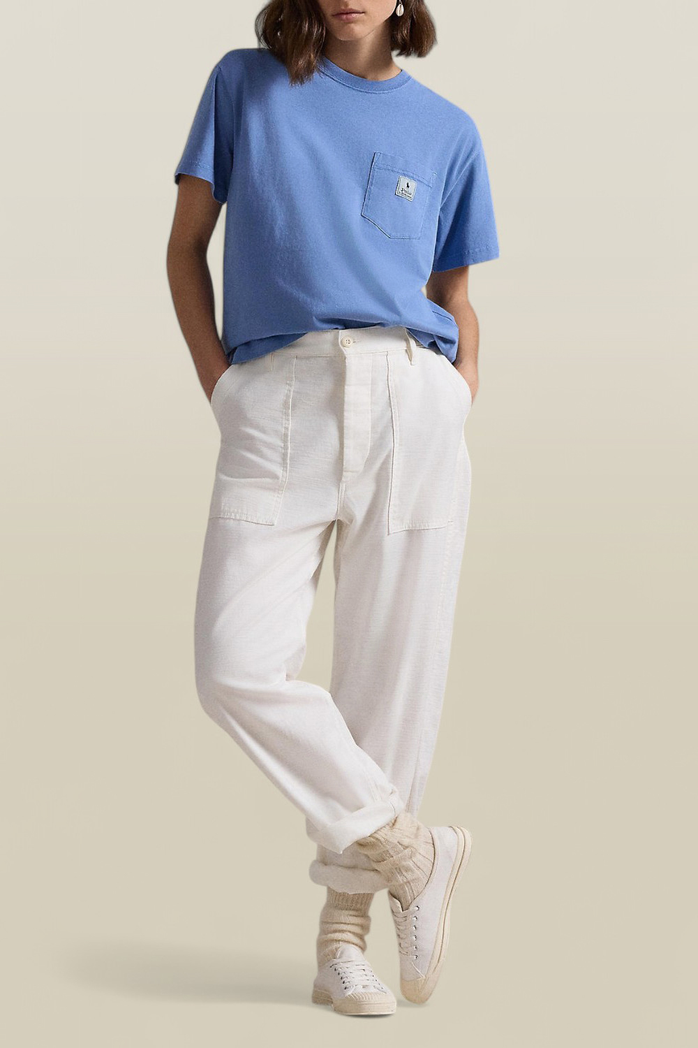 תמונת כל הלוק של חולצת טי עם כיס